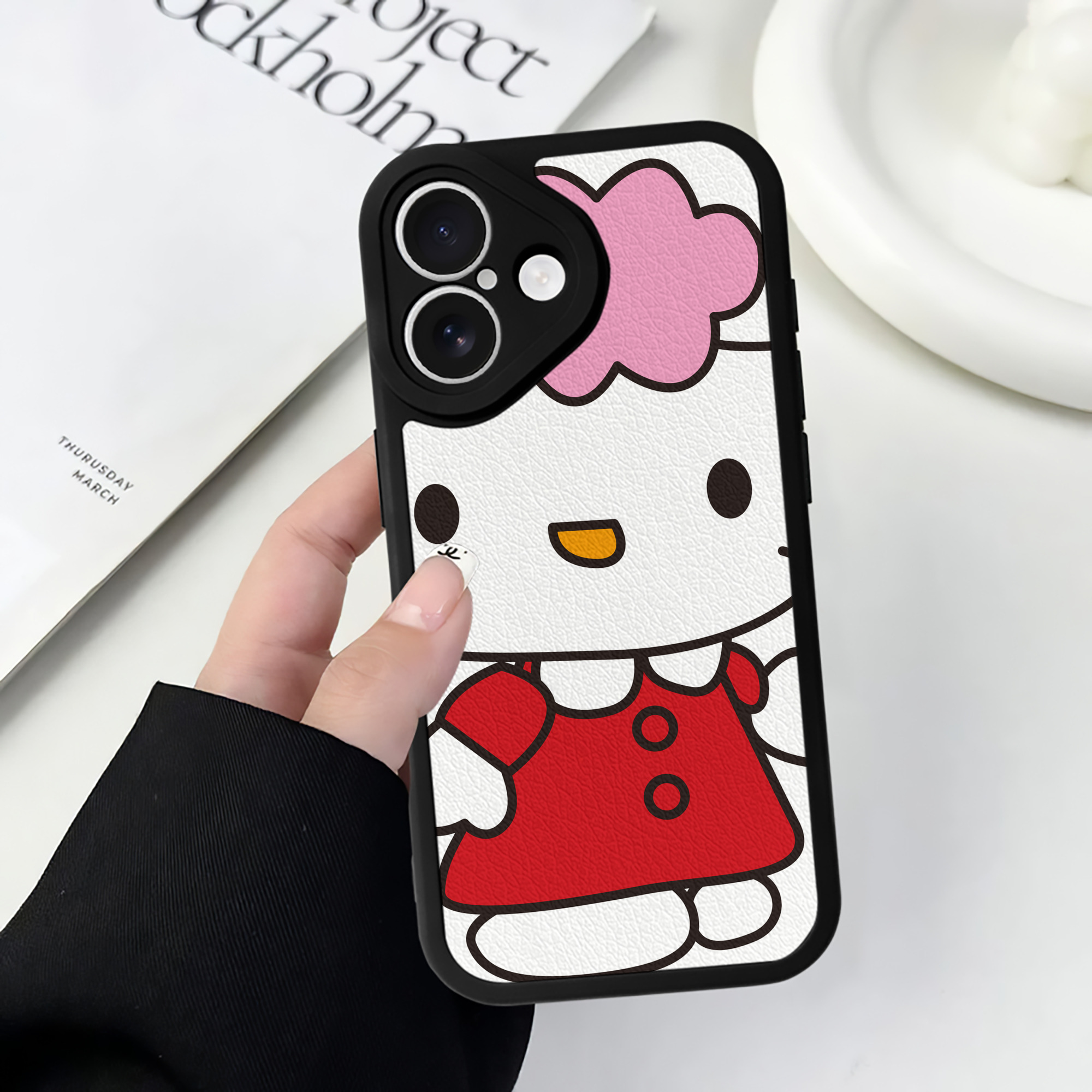 （画像用） Hello Kitty ハローキティ 【iPhone 16シリーズ対応】シリコンスマホケース（レザー調） 材質：シリコン